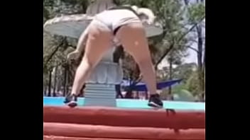 A cambio del sillon mi mujer me grab&oacute_ un video en el parque me excita que sea p&uacute_blico y la vean