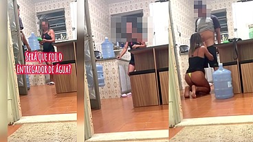 Belinha Hotwife se exibindo em dose dupla: seduziu o entregador e depois o moto Uber. Ganhou duas gozadas na boquinha!