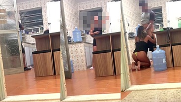 Belinha Hotwife se exibindo em dose dupla: seduziu o entregador e depois o moto Uber. Ganhou duas gozadas na boquinha!