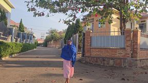 THE  ARABIAN GIRL TRYING TO SQUIRT OUTISIDE NEAR THE ROAD