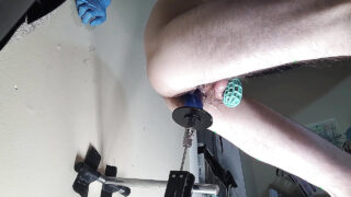 Amator białego faceta z POV, solo jeżdżący na seks maszynie, intensywne, owłosione ruchanie w dupę i wytrysk