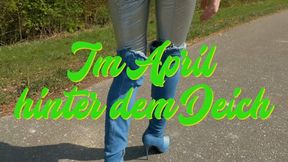 Behind the dyke in April - Im April hinter dem Deich