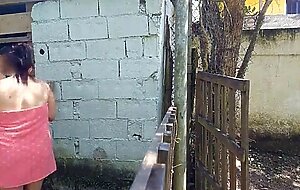 Chuveiro nao funciona, mulher casada pede ajuda ao zelador da fazenda usando apenas uma