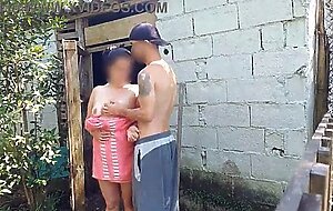 Chuveiro nao funciona, mulher casada pede ajuda ao zelador da fazenda usando apenas uma