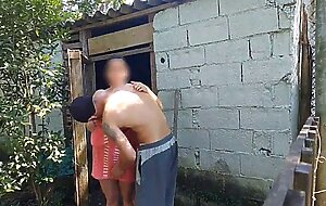 Chuveiro nao funciona, mulher casada pede ajuda ao zelador da fazenda usando apenas uma