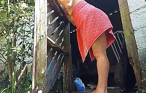 Chuveiro nao funciona, mulher casada pede ajuda ao zelador da fazenda usando apenas uma
