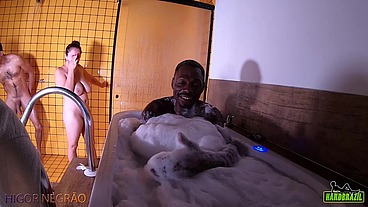 Negrão aprontando na banheira no intervalo da gravação - Mary RedHead - Big Bambu - Capoeira Ator - Higor Negrão