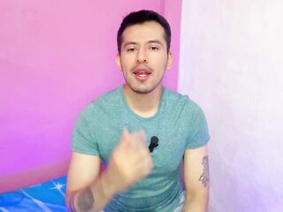 Futbolista hetero pone a que el joven mesero le haga sexo oral sex a su vergota en los baños publicos!