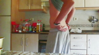 Masturbace – domácí sólové video s amatérskými gay děvkami šukanými do zadku