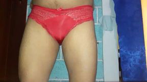hombre probandose calzones de mujer