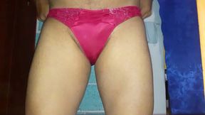 hombre probandose calzones de mujer