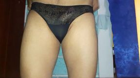 hombre probandose calzones de mujer