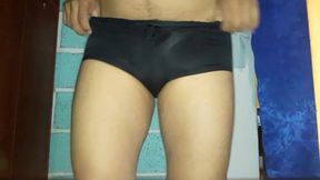 hombre probandose calzones de mujer