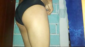 hombre probandose calzones de mujer