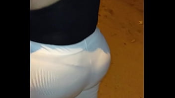 MADURA CULONA EN HILO EN LA CALLE CON LEGGINS TRANSPARENTES