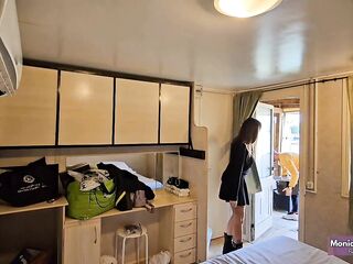 Maya aspetta un corriere molto speciale. MONICAMOMENTS usa il codice LUCA10 per ottenere uno sconto%