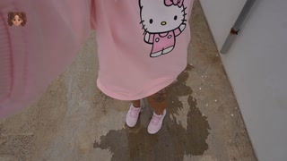 Hello Kitty girl pee