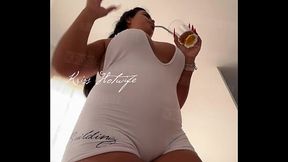 Pata de camelo marcando na roupa de kriss Hotwife