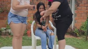 Capturada y atada por chicas grandes.