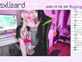 Gamer Girl Forgets to Turn off the Stream AND SQUIRT IN LIVE CHAT