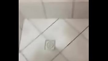 Batendo punheta no banho