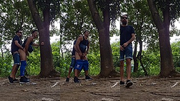 CASADO ARROMBANDO MEU CU NA TRILHA DO PARQUE