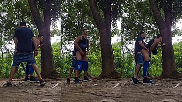 CASADO ARROMBANDO MEU CU NA TRILHA DO PARQUE