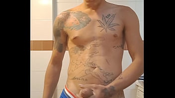 Novinho se tocando na cozinha