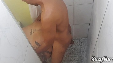 Banho com amigo de trabalho termina em sexo