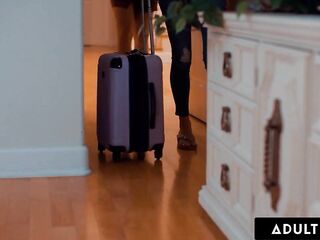 ADULT TIME - Aidra Fox Seduces Bestie Kenna James For ROMANTIC LESBO BANG! PORTUGUESE SUBTITLES