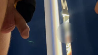 Des amateurs français bien membrés offrent des fellations torrides et des jeux de pieds, puis baisent à cru en public (POV).