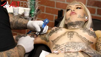 Blonde Amber Luke plays with herself while getting inked