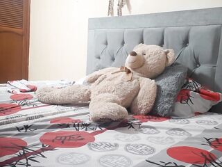 I'm alone in my hot room banging my vagina