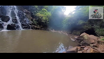 Se me fue de las manos y dos tipos me terminaron cogiendo al aire libre en Brasil
