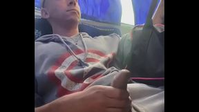 Bati uma punheta no fund&atilde_o do &ocirc_nibus e gozei