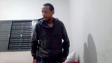 Estava arrumando o quarto lembrei da novinha bati uma punheta pensando nela