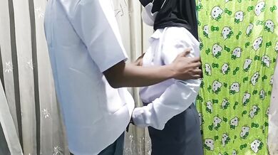 Jilbab SMA jebol kayu dan sex toys ngentot cewek cantik
