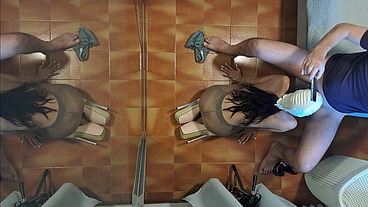 Milf in pantyhose and high heels gives a blowjob on her knees with cum swallowing