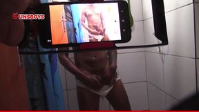 garoto dotado nao conseguiu segurar o tesao e gozou no banho