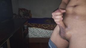 joven latino se viene a chorros