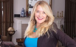 American MILF Eva Griffin Spreads Her Butterfly Labia