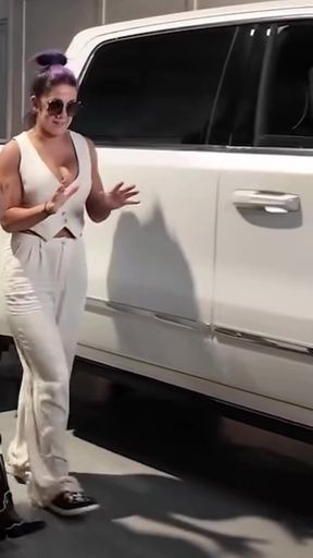 Celebrity Latina shows off her huge curvy bust