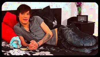 Androgynous Emo Lewis Romeo's Intense Masturbation Session