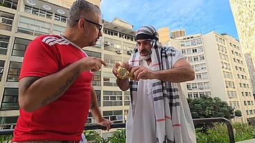 SHEIK Árabe veio para o Brasil em época de COPA DO MUNDO* ELE E SEU GUIA TURÍSTICO LEVARAM TORCEDORAS BRASILEIRAS QUE ESTAVAM NO HOTEL PARA O QUARTO E FODERAM ATÉ O CUZINHO DAS SAFADAS