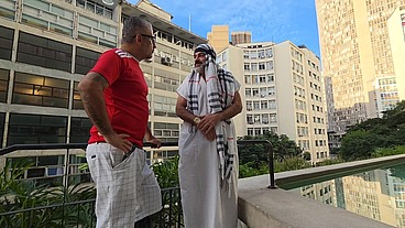 SHEIK Árabe veio para o Brasil em época de COPA DO MUNDO* ELE E SEU GUIA TURÍSTICO LEVARAM TORCEDORAS BRASILEIRAS QUE ESTAVAM NO HOTEL PARA O QUARTO E FODERAM ATÉ O CUZINHO DAS SAFADAS