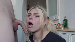 premier date avec une jolie fille trans francaise, elle me suce et avale dans la cuisine.