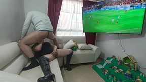 follando la boca de la esposa de mi jefe durante los partidos del mundial