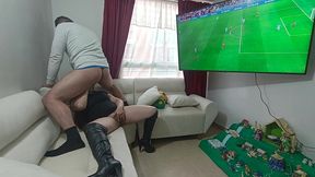 follando la boca de la esposa de mi jefe durante los partidos del mundial