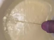 大学生が容器に大量のおしっこをする