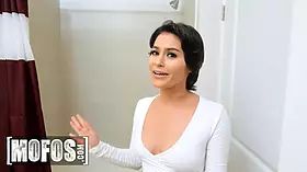 Stunning realtor Nicole Aria reminds Charles Dera who she is by flashing her spectacular bootie to him - mofos